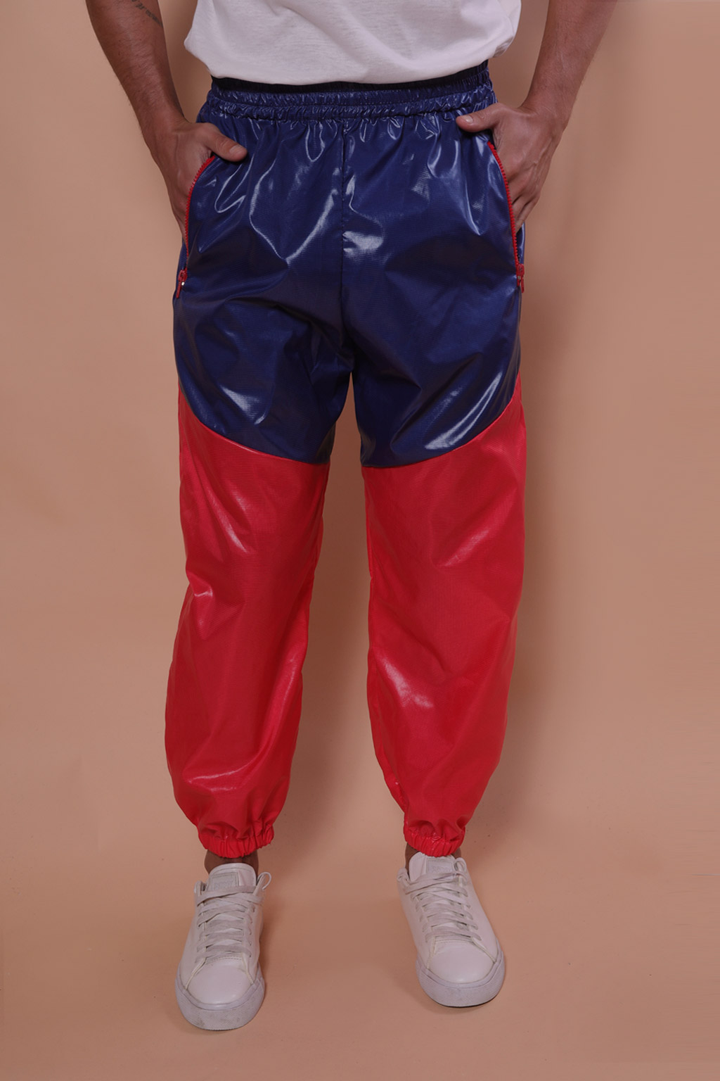 Calça nylon azul recortes vermelho