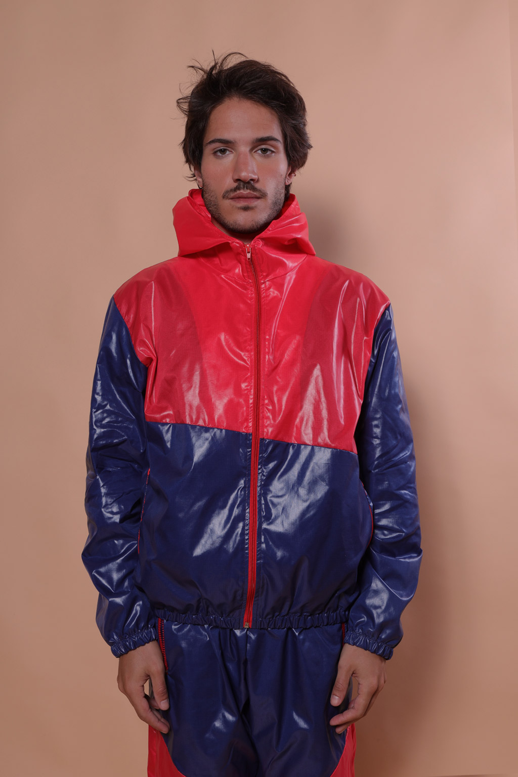 Jaqueta nylon azul recortes vermelho
