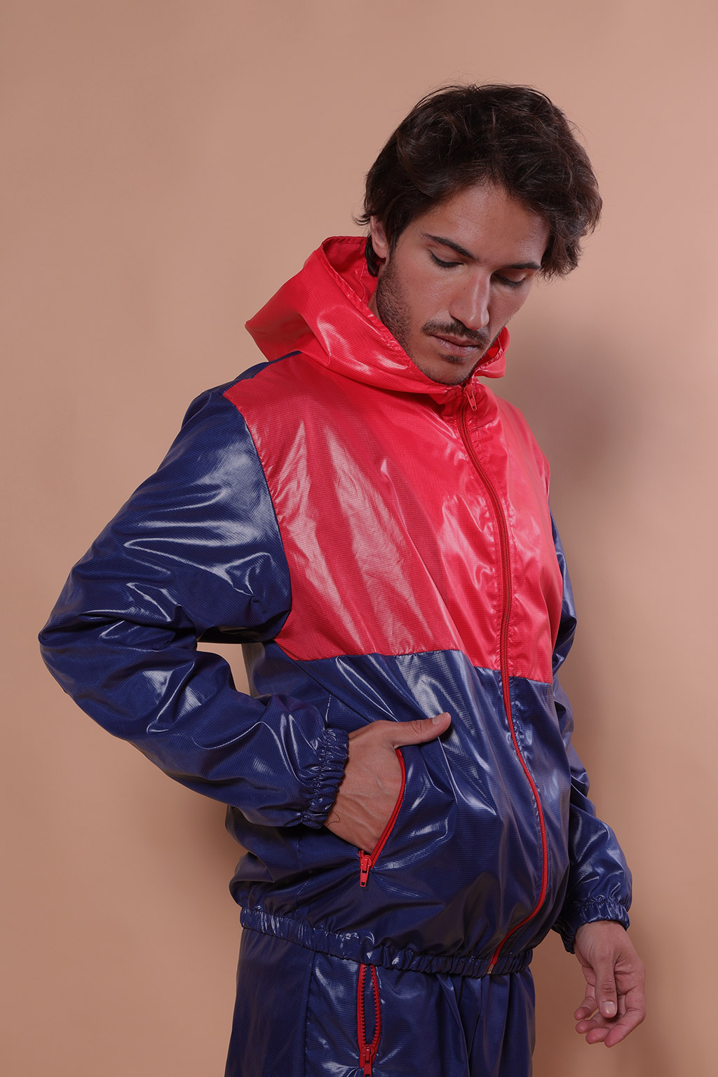 Jaqueta nylon azul recortes vermelho
