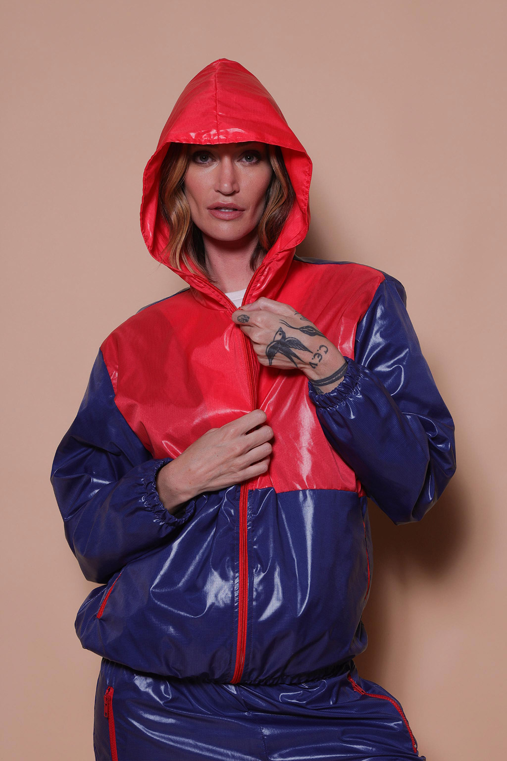 Jaqueta nylon azul recortes vermelho