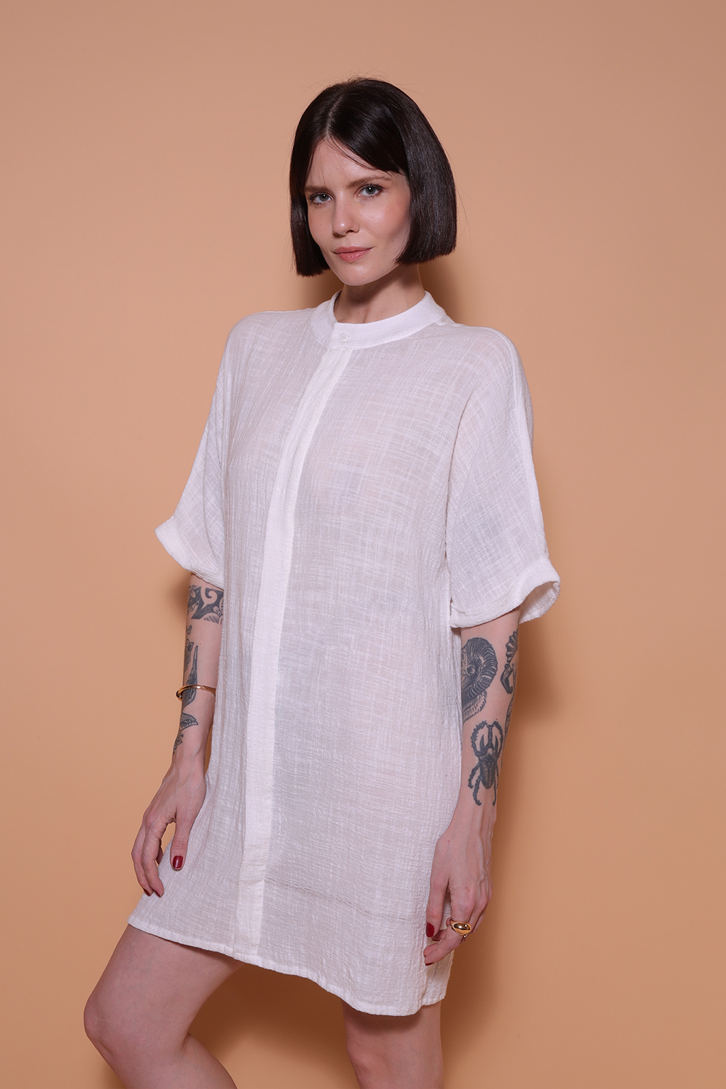 Vestido camisa off-white em gaze