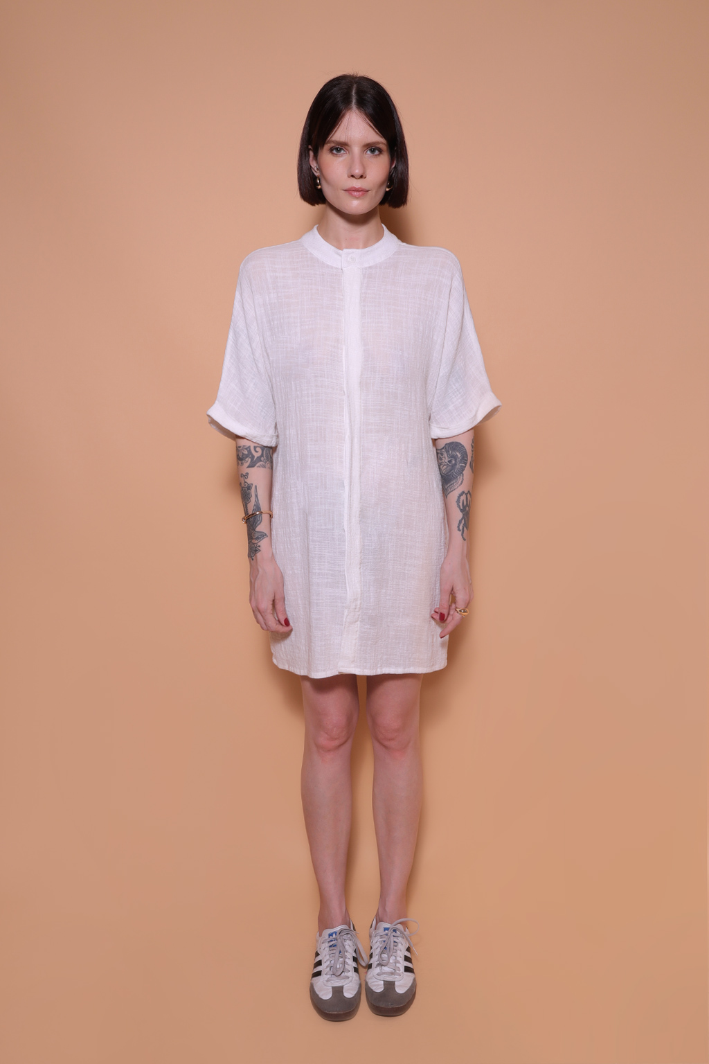 Vestido camisa off-white em gaze