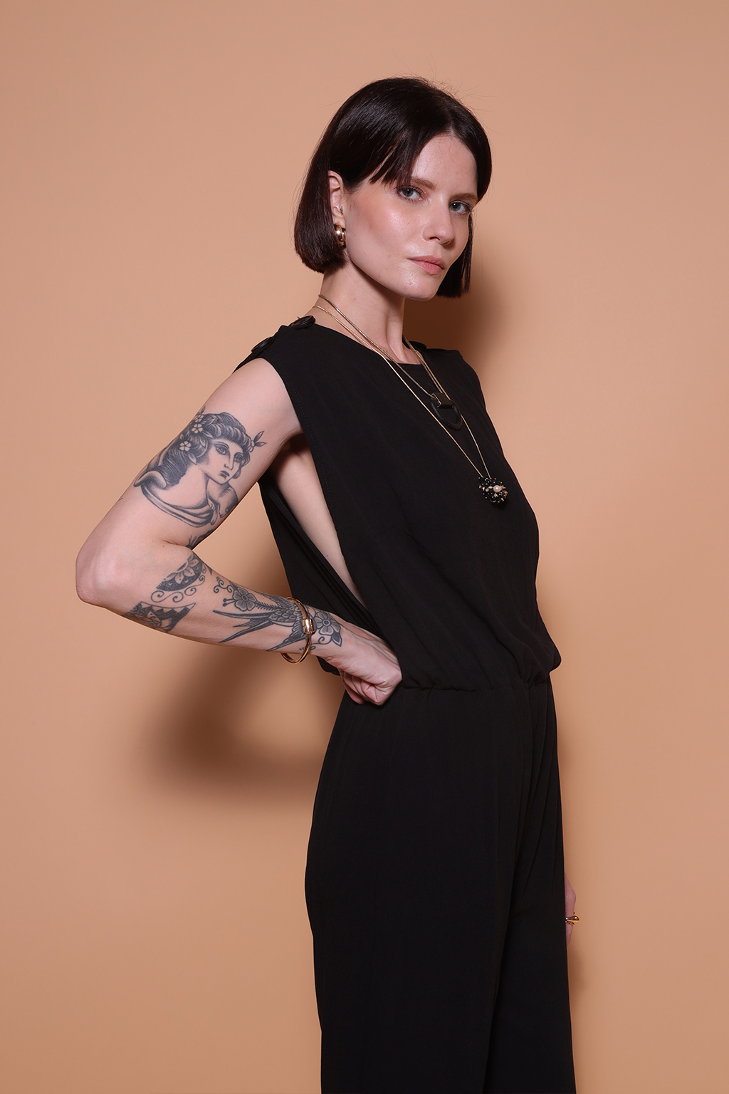 Macacão cavado preto em viscose