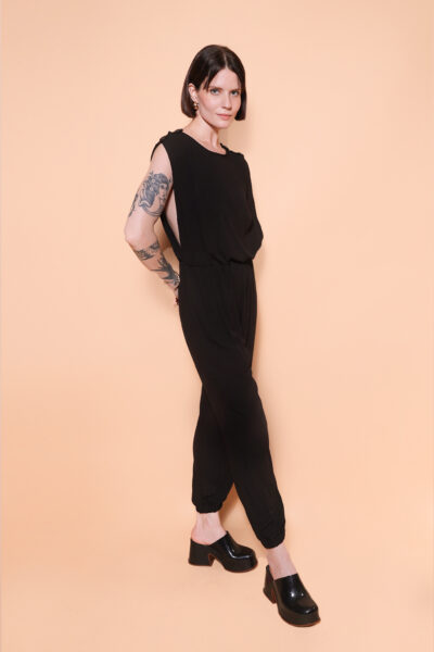 Macacão cavado preto em viscose