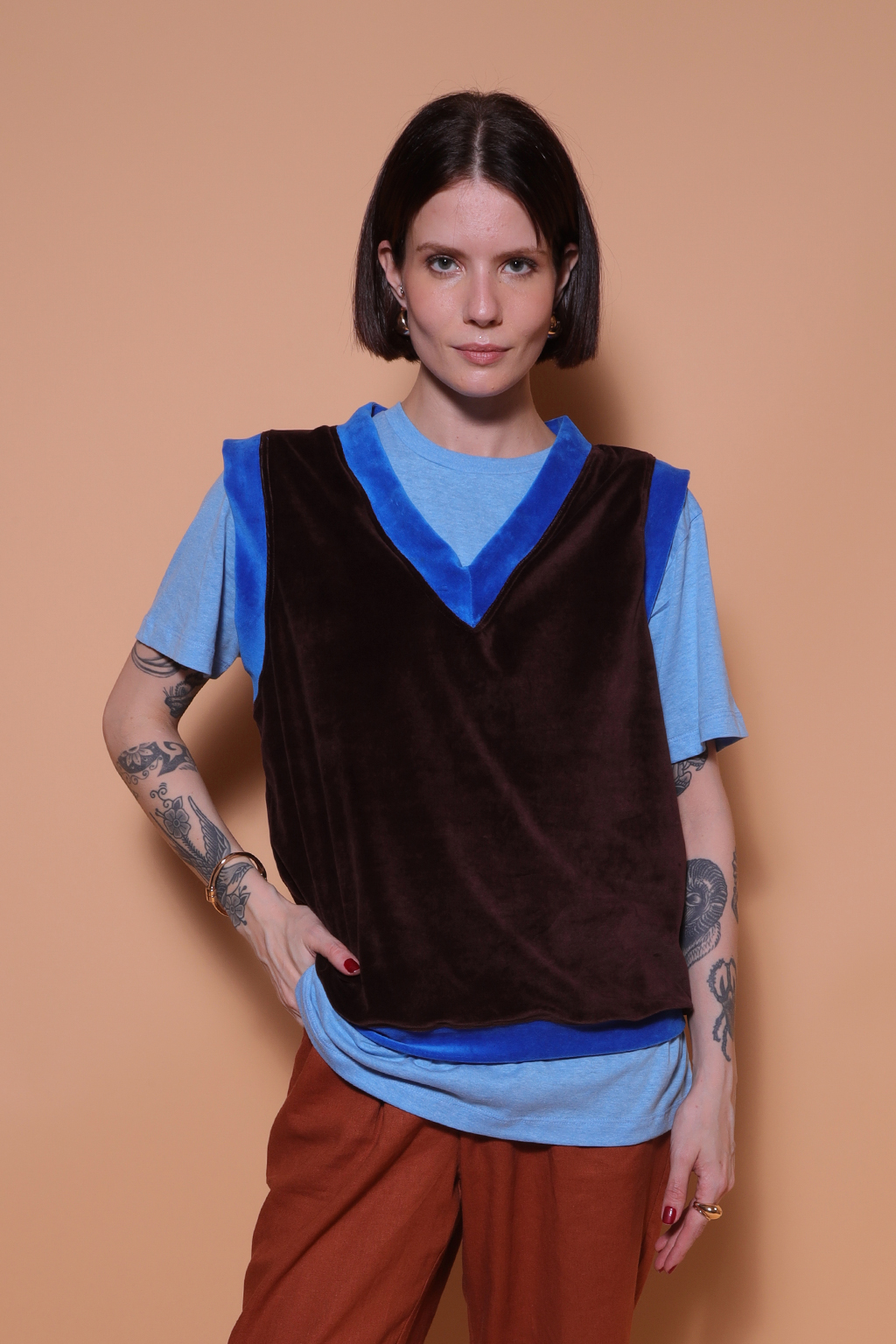 Colete plush marrom Recortes azul