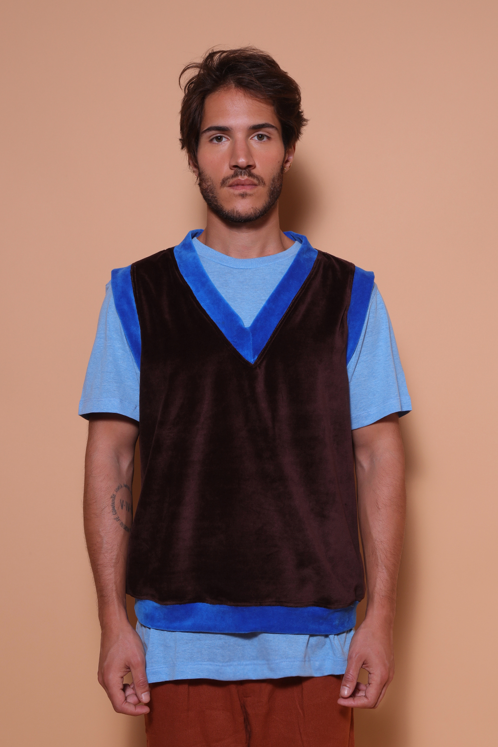 Colete plush marrom Recortes azul