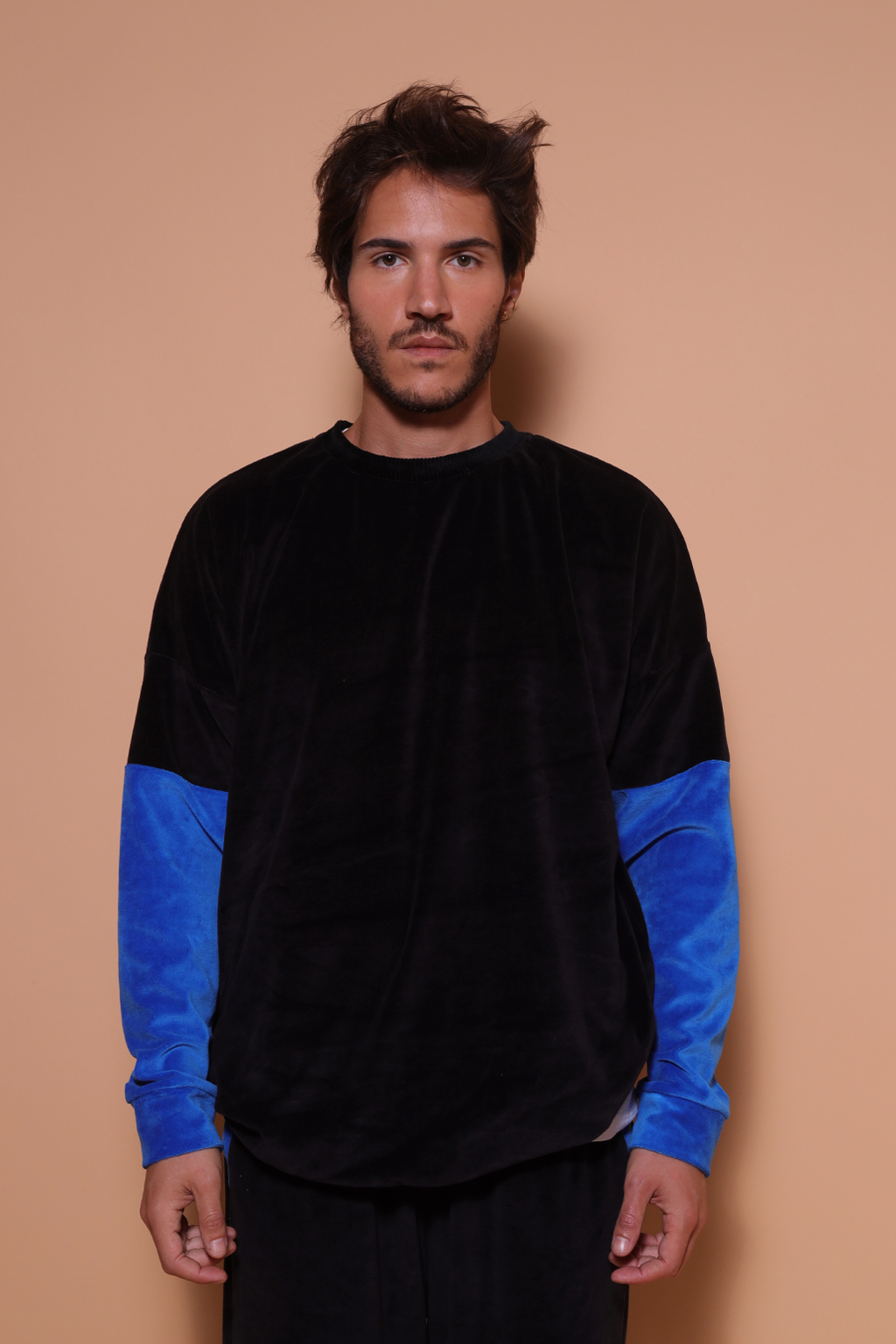 Moletom oversize plush preto Recortes azul