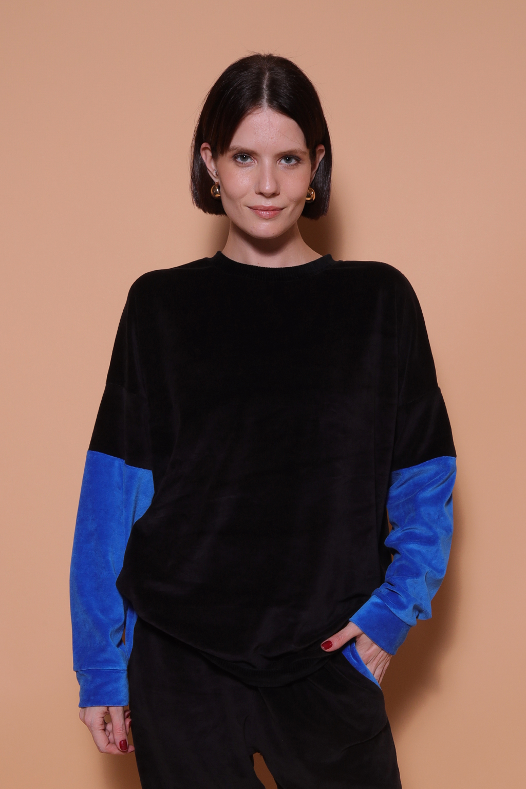 Moletom oversize plush preto Recortes azul