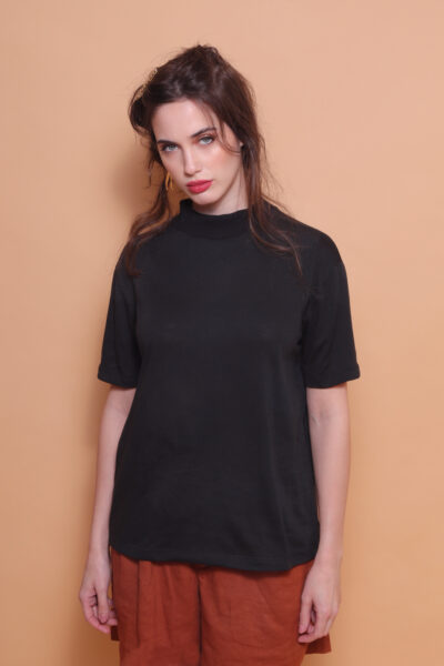 Camiseta gola alta preta