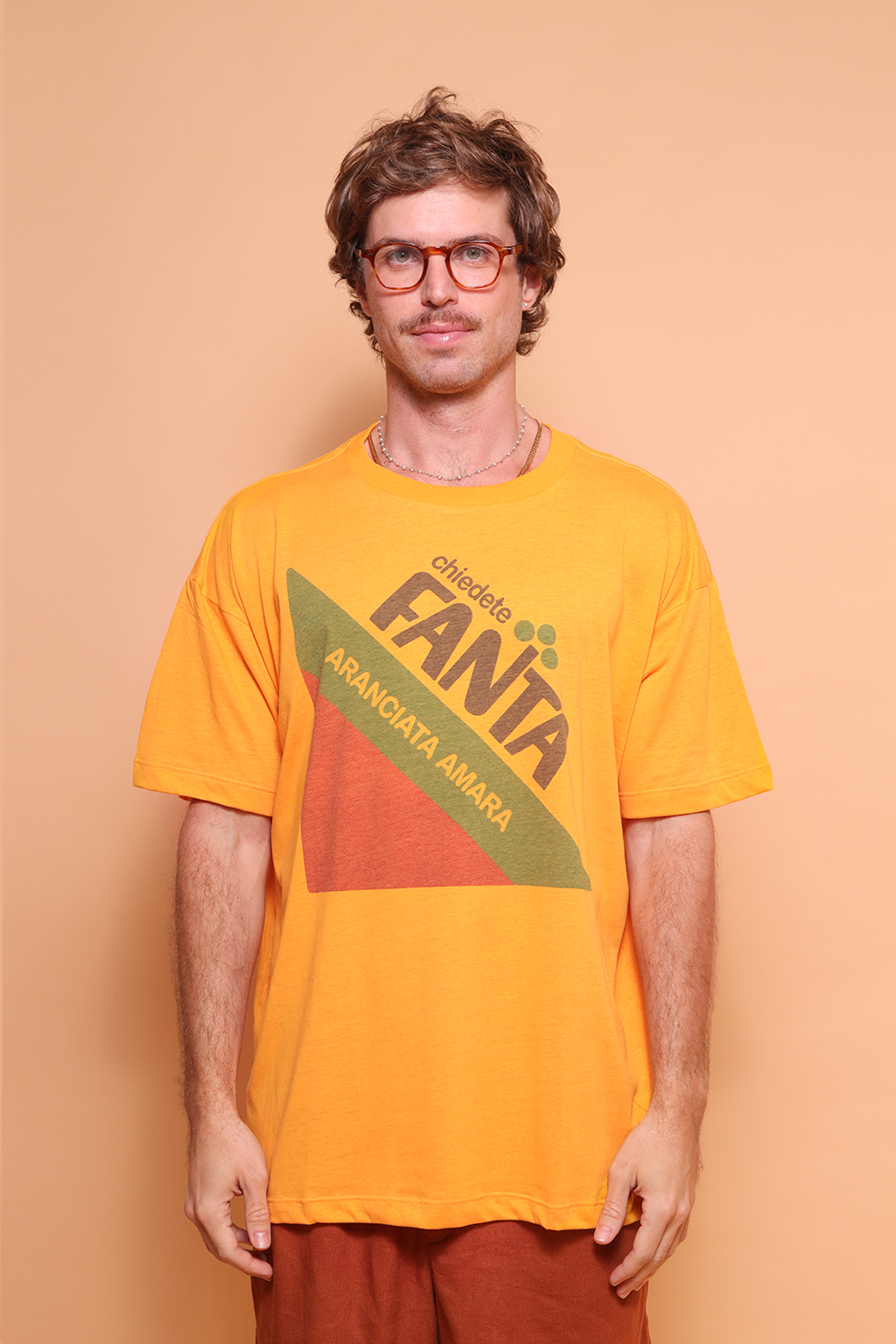 Camiseta oversize amarela estampada Fanta