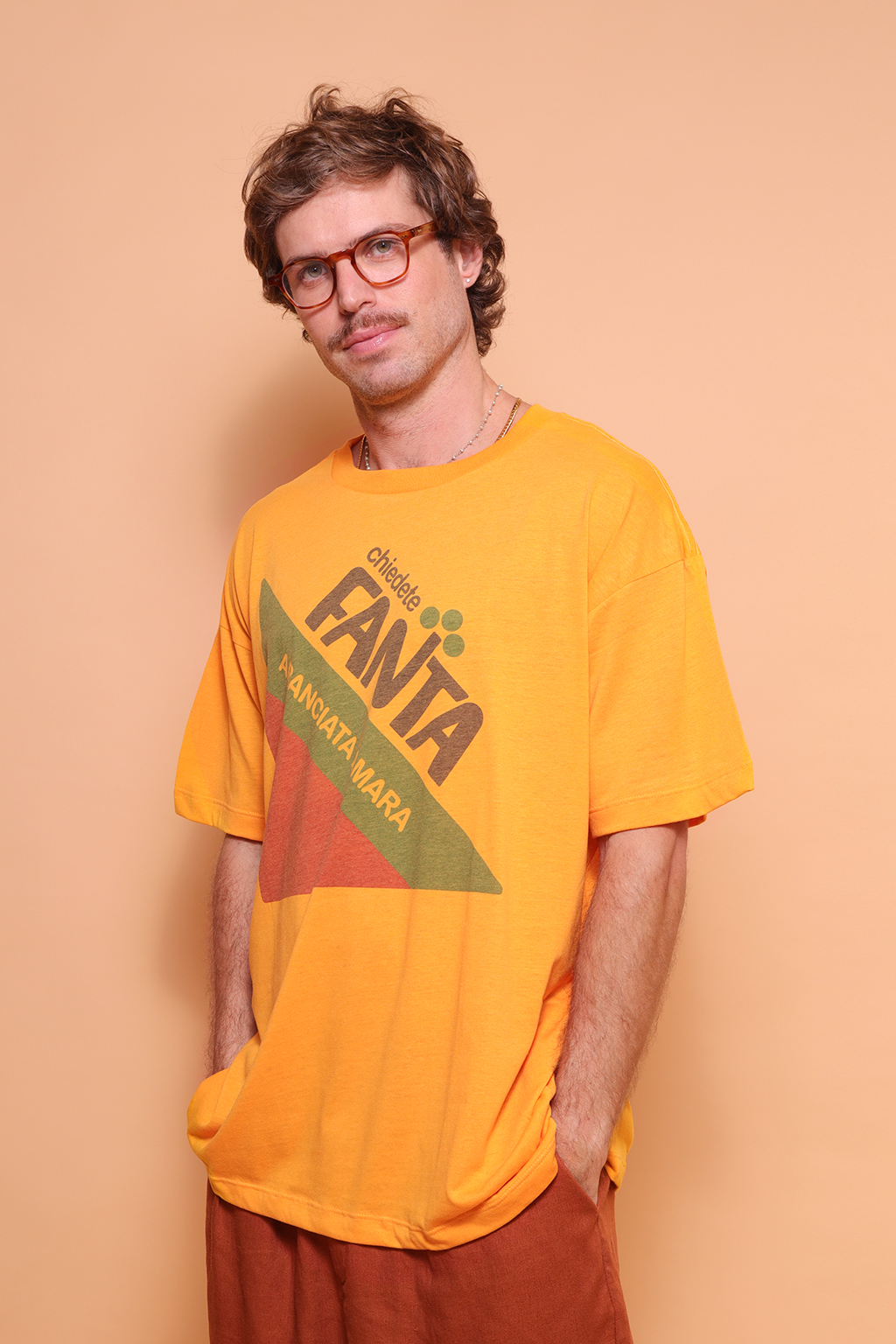 Camiseta oversize amarela estampada Fanta