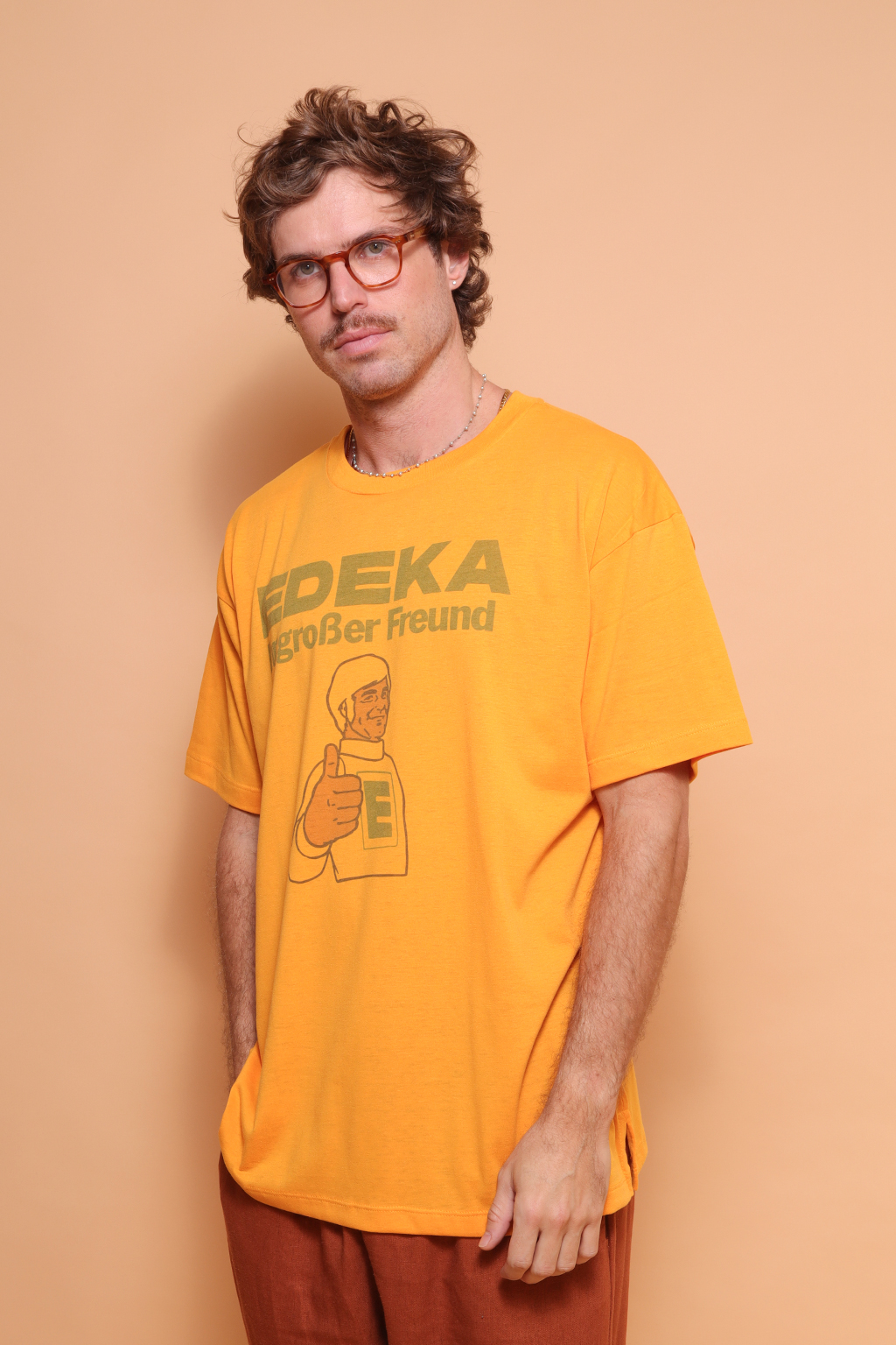 Camiseta oversize amarela estampada Edeka