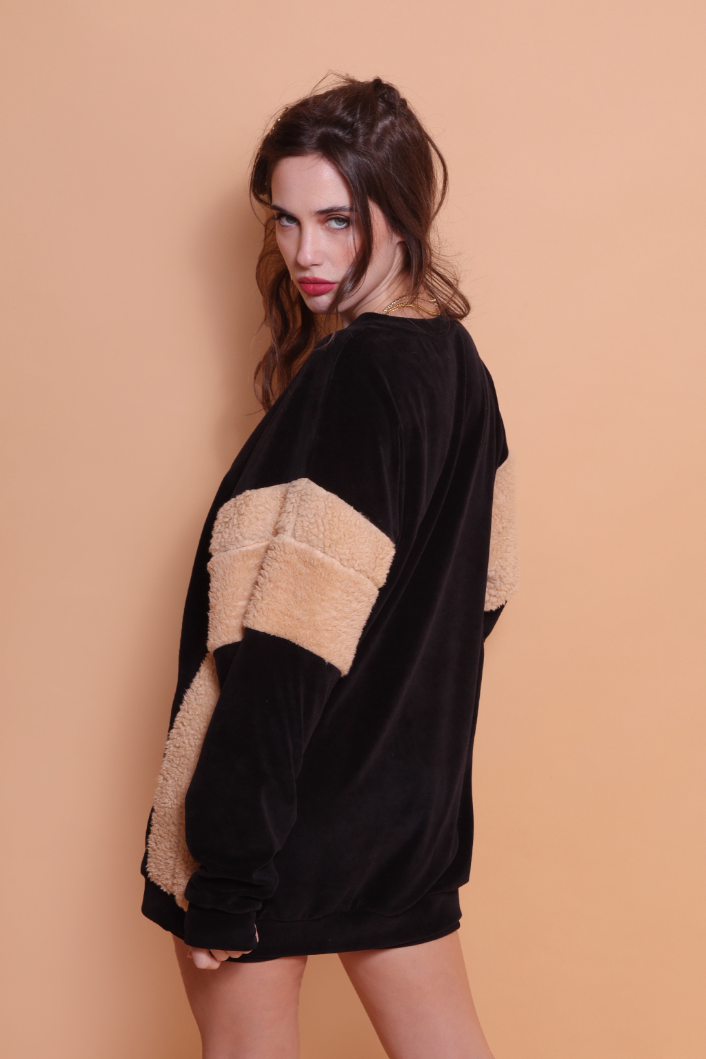 Blusão oversize plush preto Recortes Cava bege