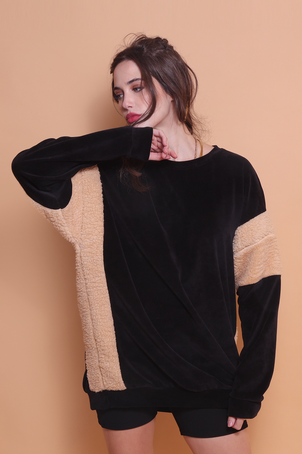 Blusão oversize plush preto Recortes Cava bege