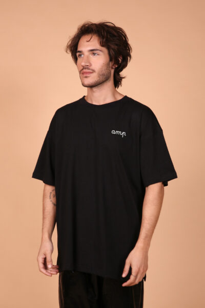 Camiseta oversize preta estampada AMP