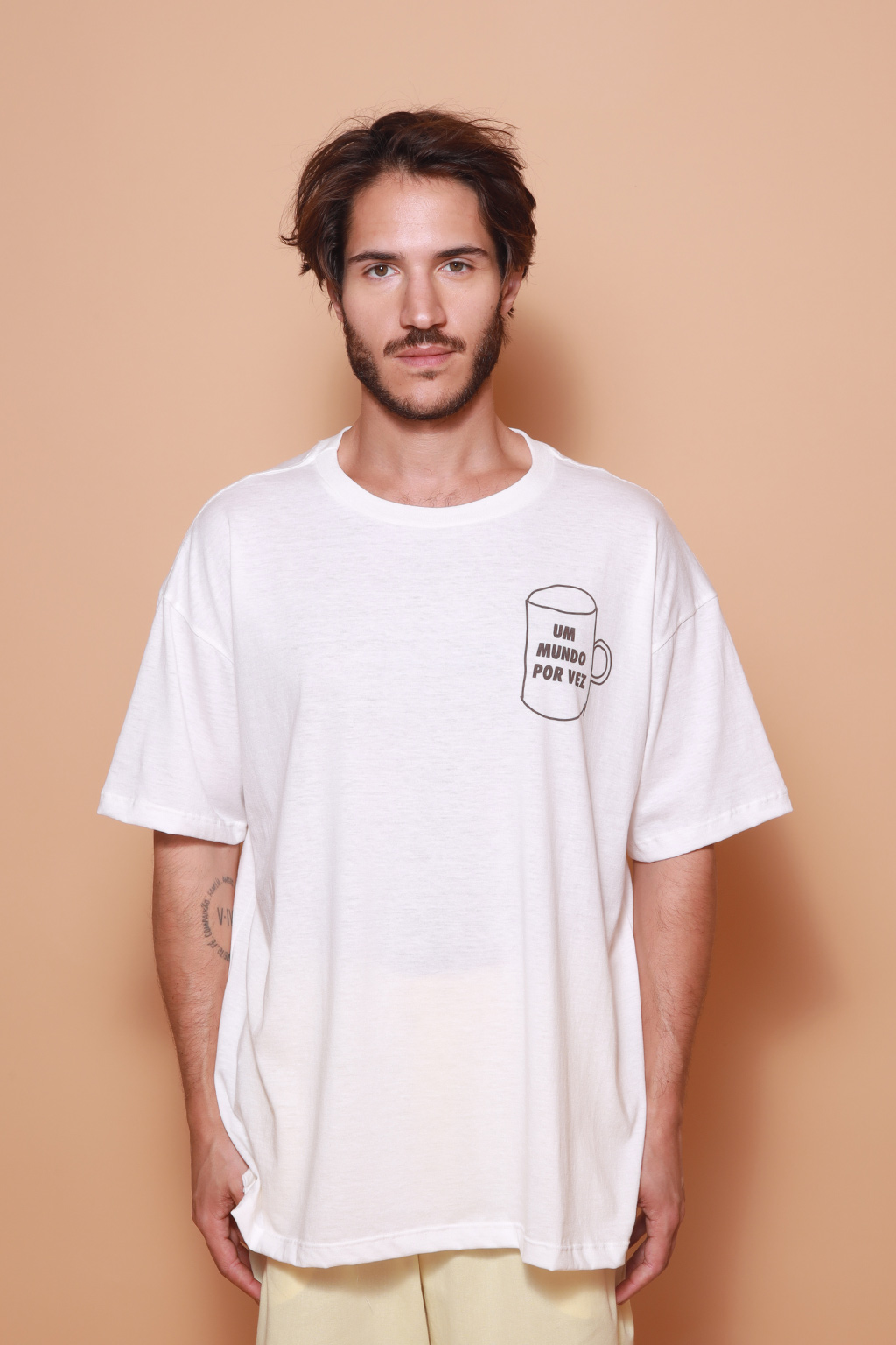 Camiseta oversize estampada Um mundo por vez