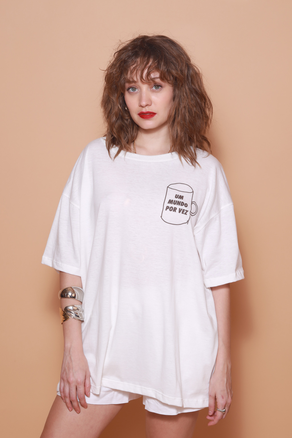 Camiseta oversize estampada Um mundo por vez