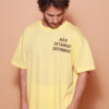 Camiseta oversize amarela Não estamos sozinhos