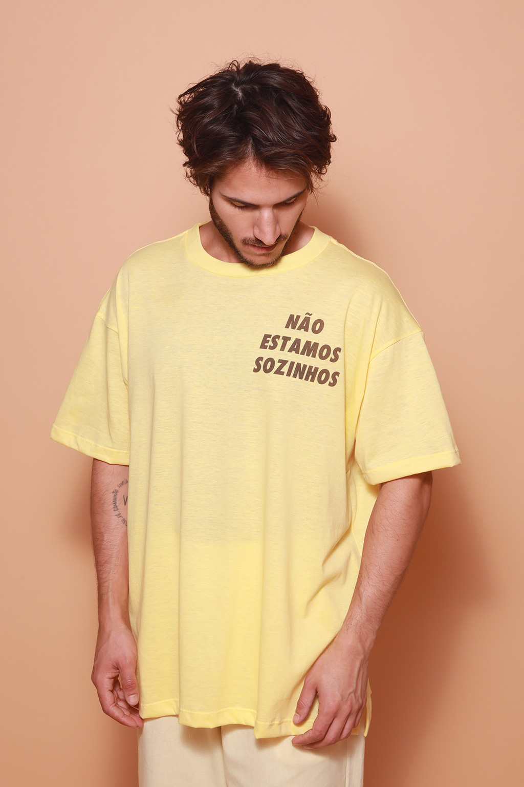 Camiseta oversize amarela Não estamos sozinhos
