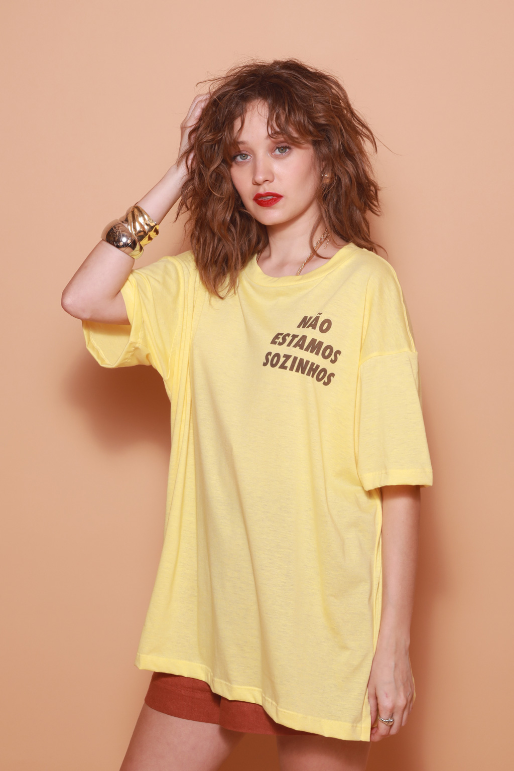 Camiseta oversize amarela Não estamos sozinhos