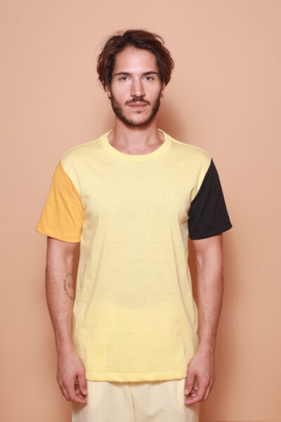 Camiseta amarela mangas coloridas