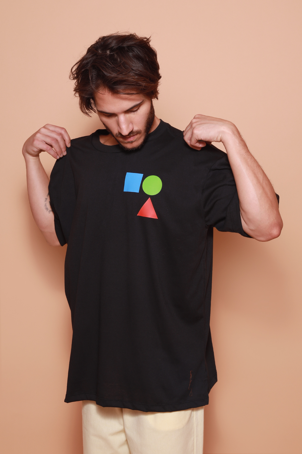 Camiseta oversize preta estampada Formas DTF