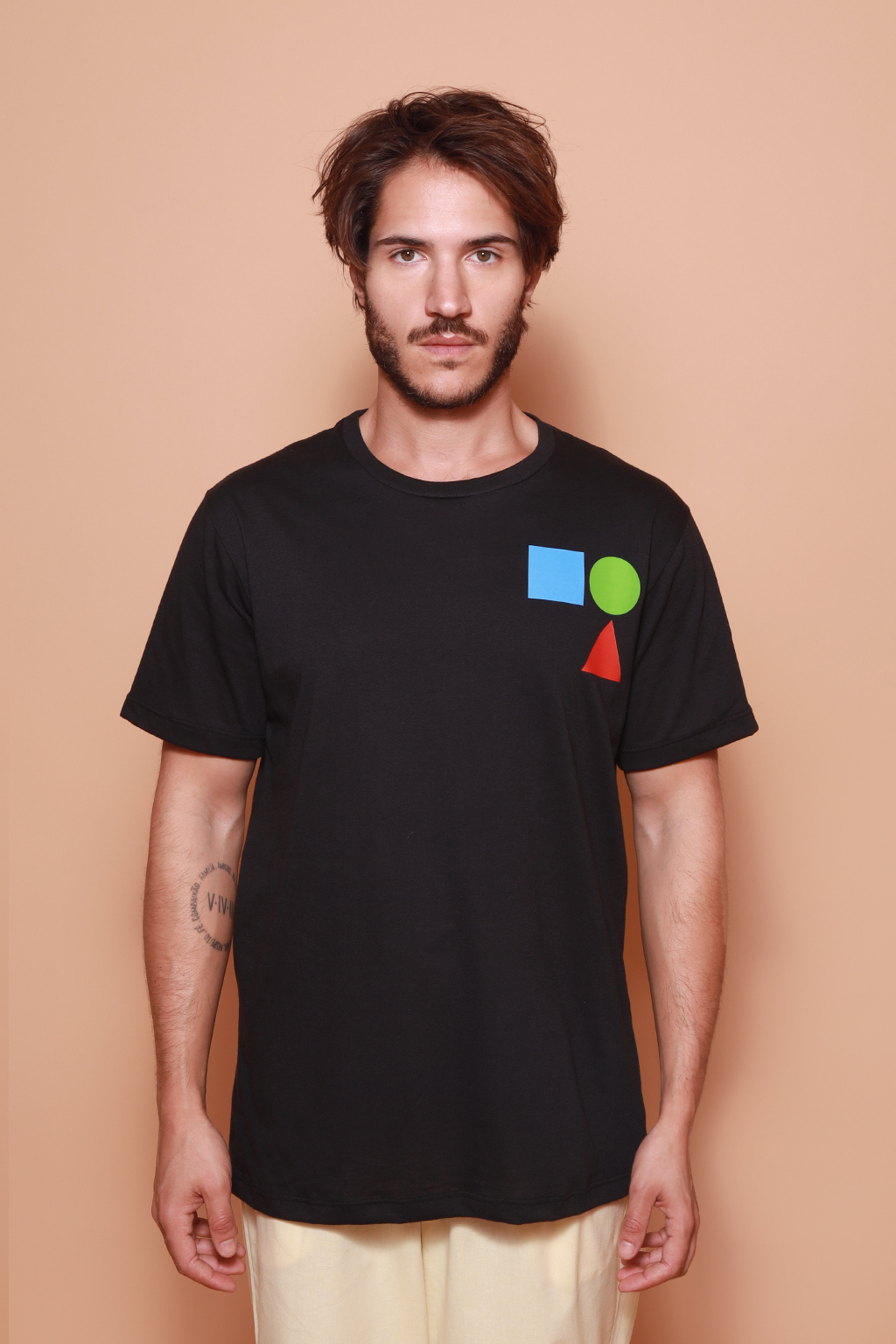 Camiseta preta estampada Formas DTF