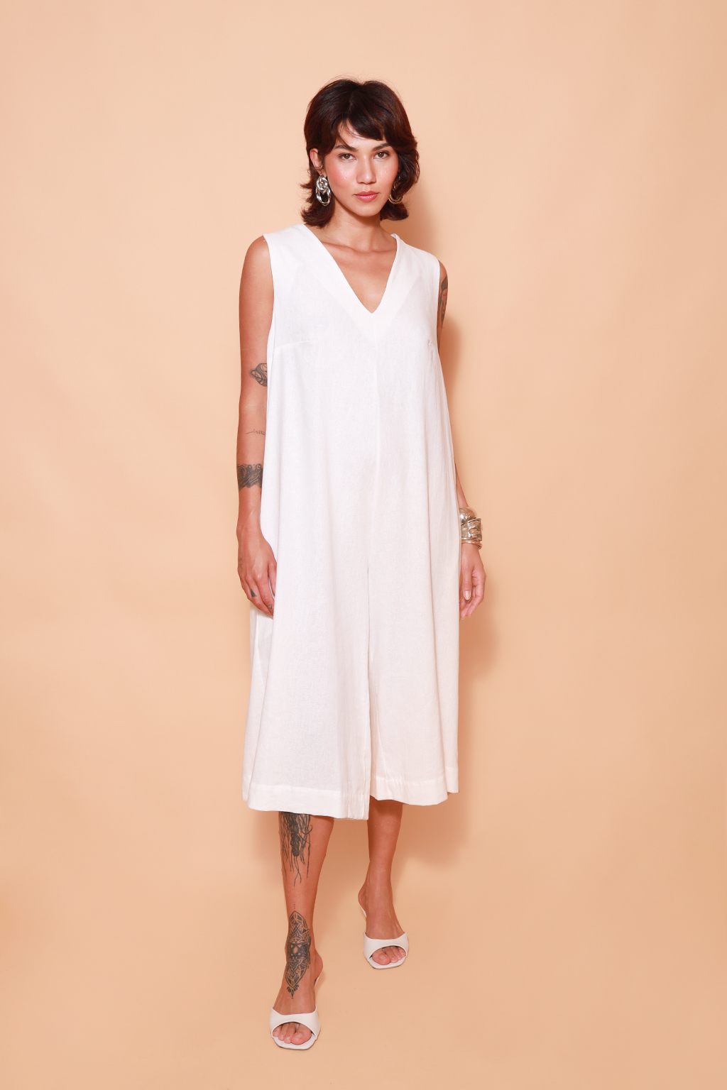 Macacão gola V linho off-white