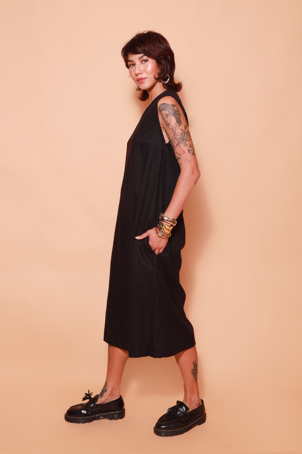 Macacão gola V linho preto