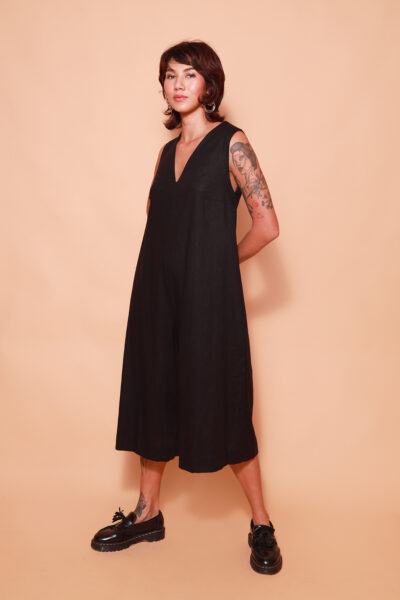 Macacão gola V linho preto