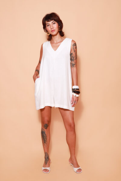 Macaquinho gola V linho off-white