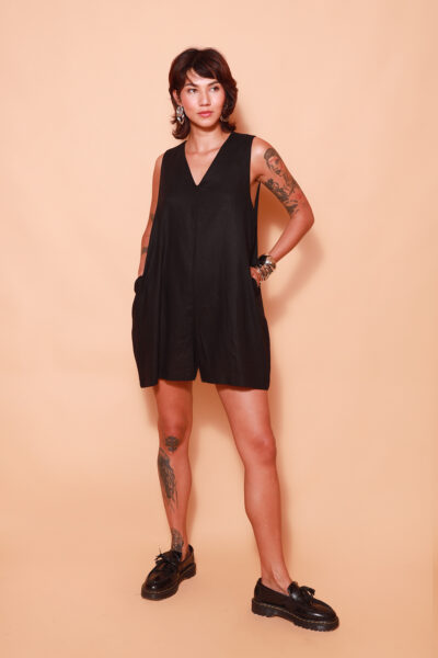 Macaquinho gola V linho preto