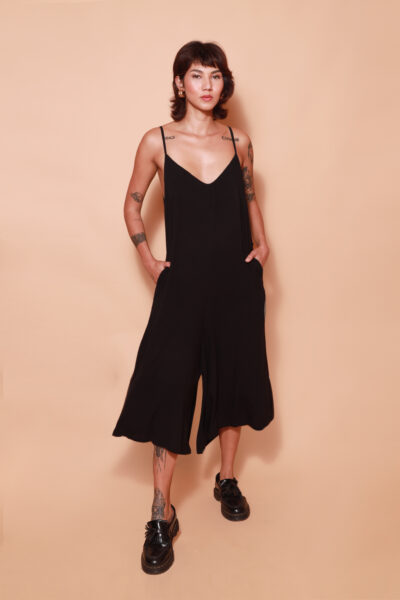 Macacão alcinha cavado preto em viscose