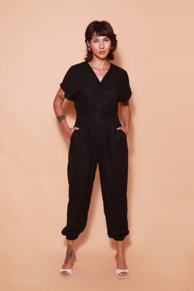 Macacão com laço em linho preto