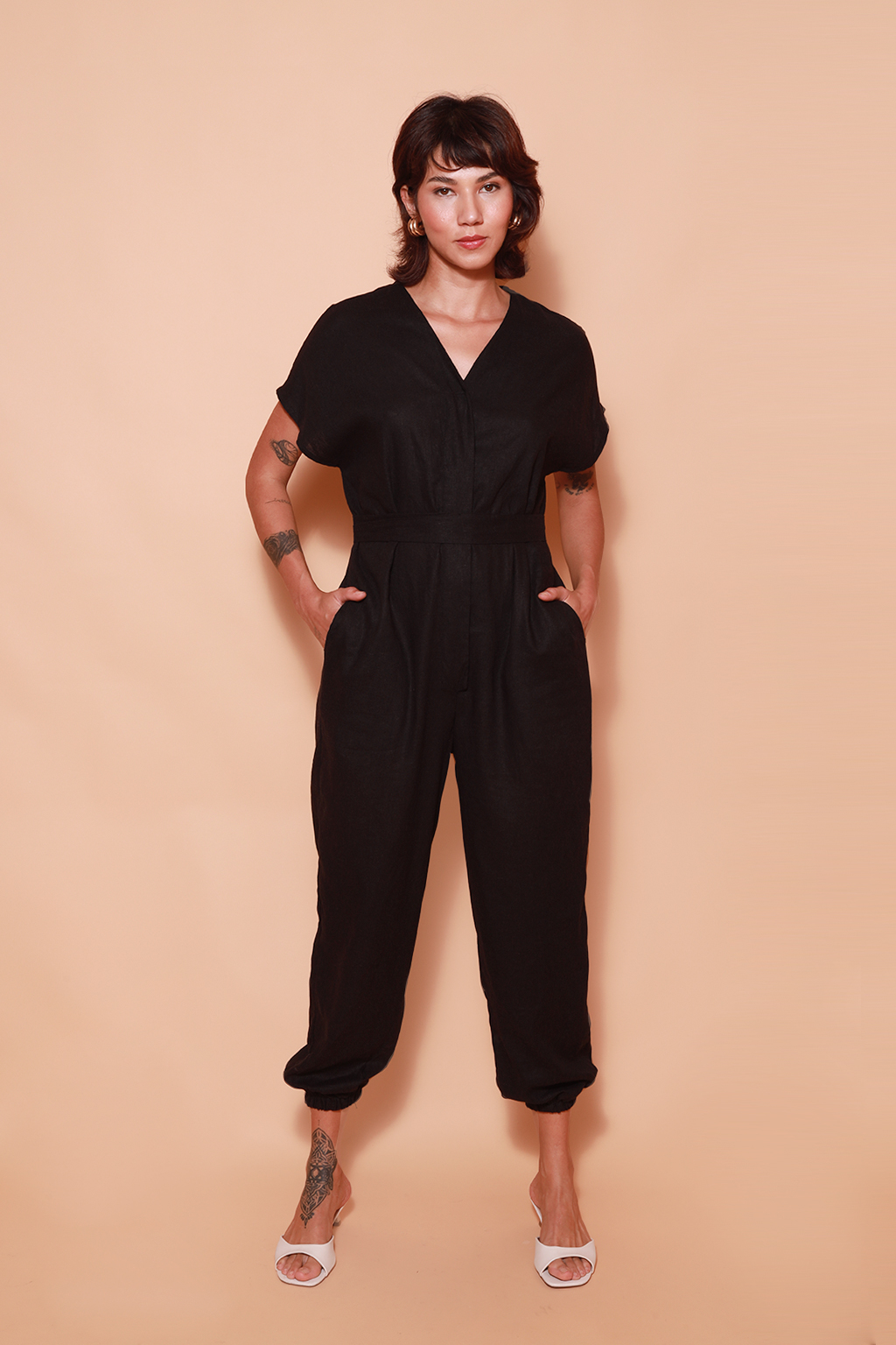 Macacão com laço em linho preto