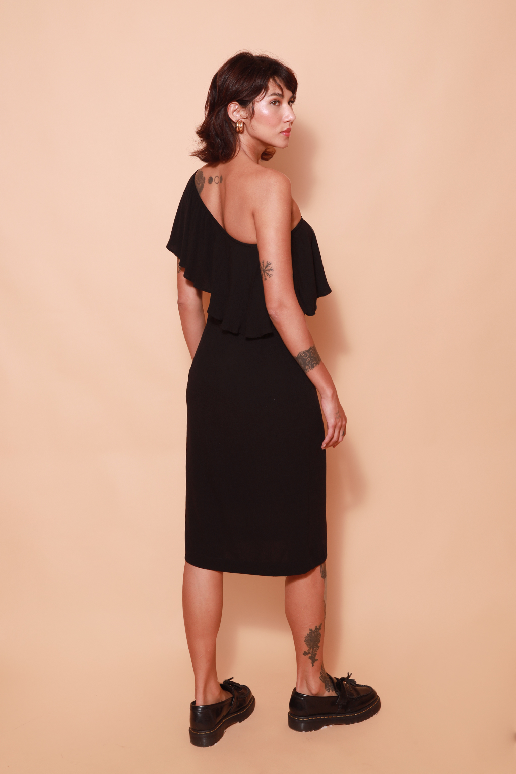 Vestido ombro único babado preto em viscose