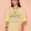 Camiseta oversize amarela estampada Sheraton Inn