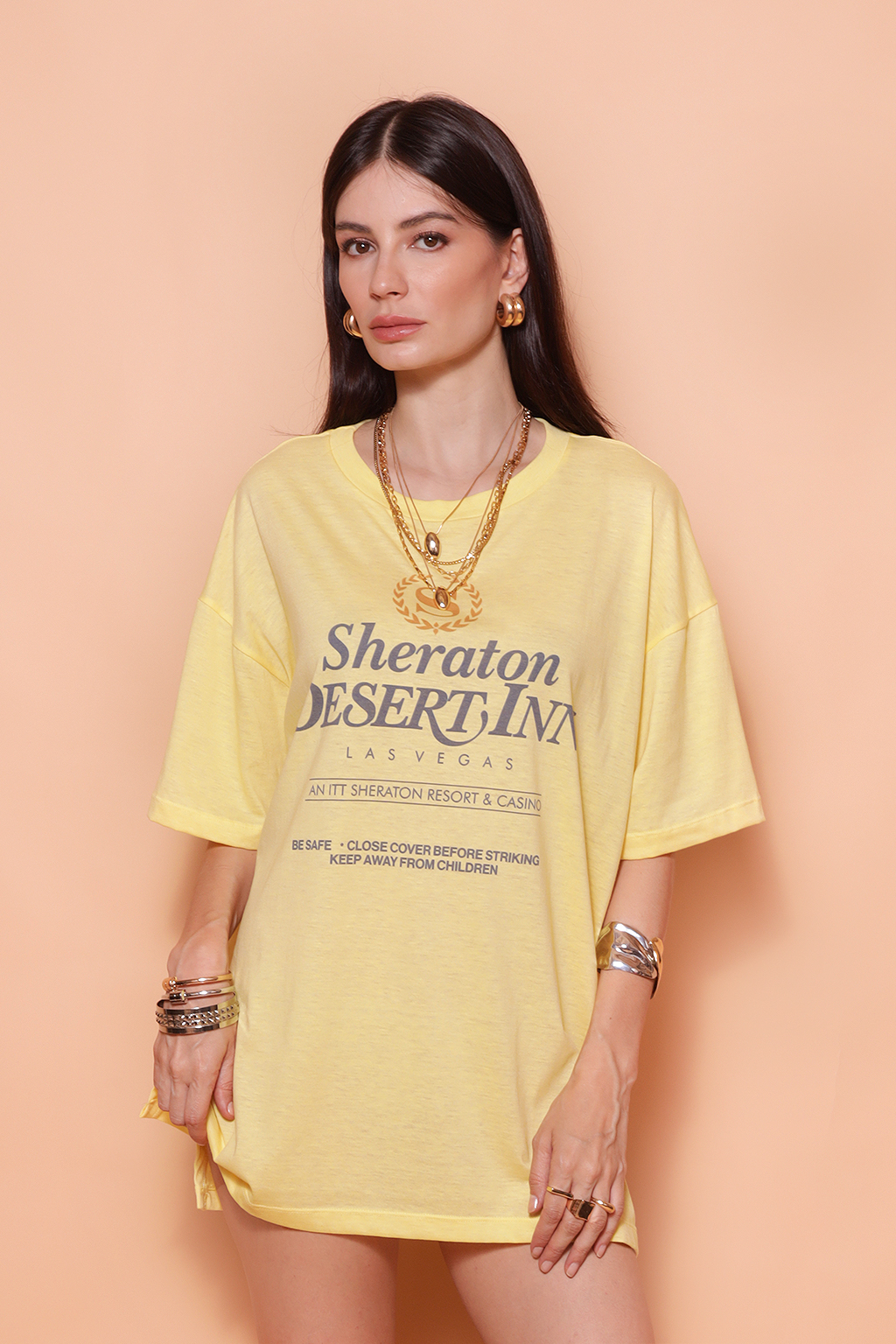 Camiseta oversize amarela estampada Sheraton Inn