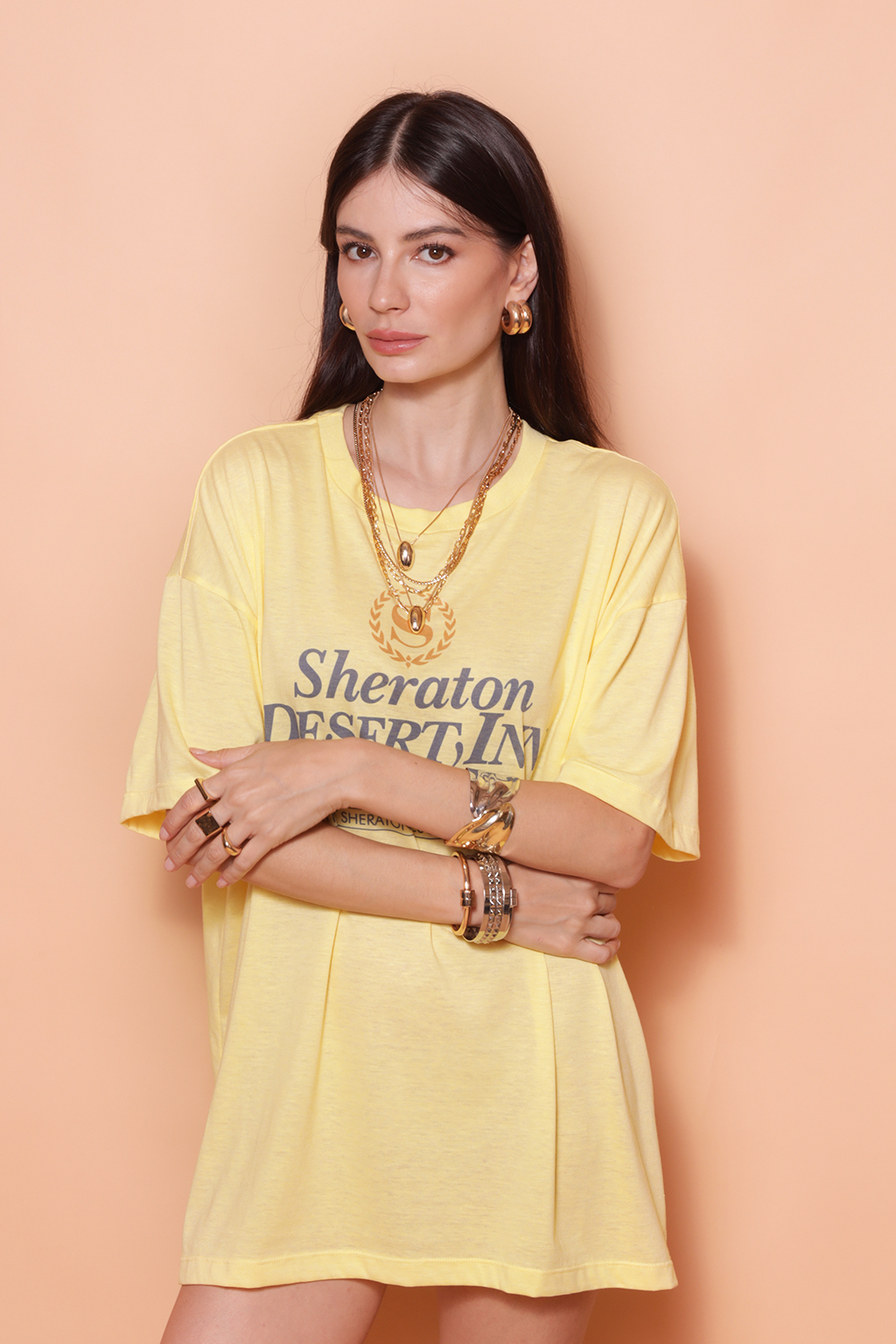 Camiseta oversize amarela estampada Sheraton Inn