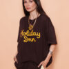 Camiseta oversize marrom estampada Holiday Inn DTF