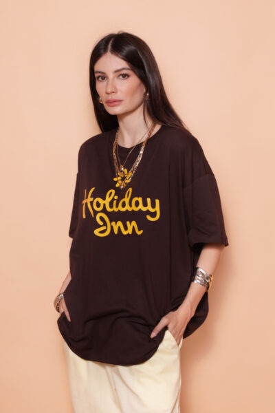 Camiseta oversize marrom estampada Holiday Inn DTF