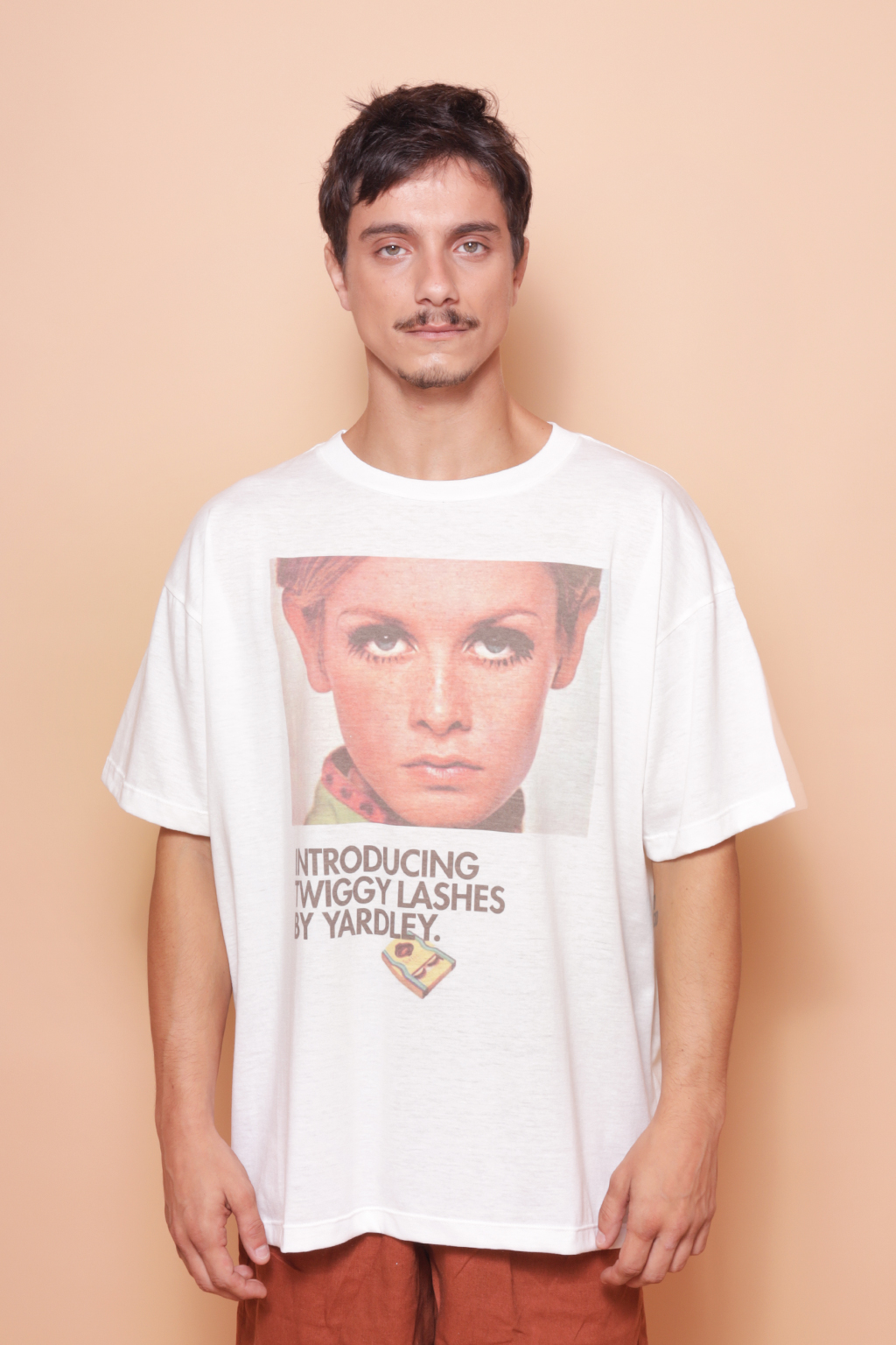 Camiseta oversize estampada Twiggy Lashes