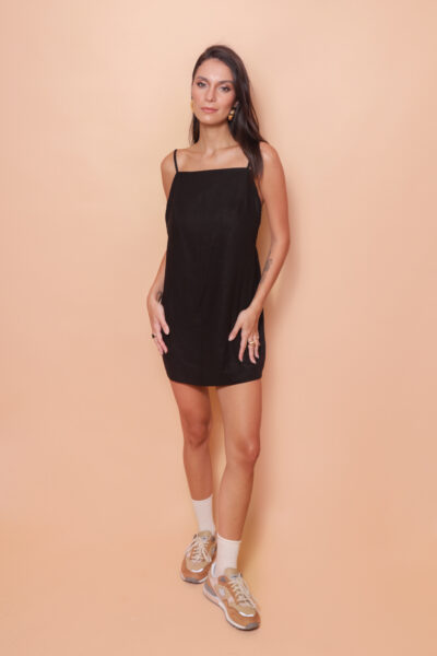 Vestido curto costas abertas linho preto