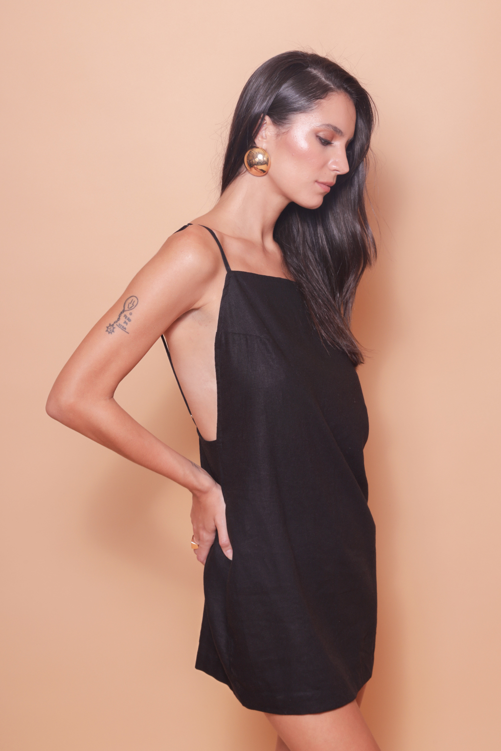 Vestido curto costas abertas linho preto