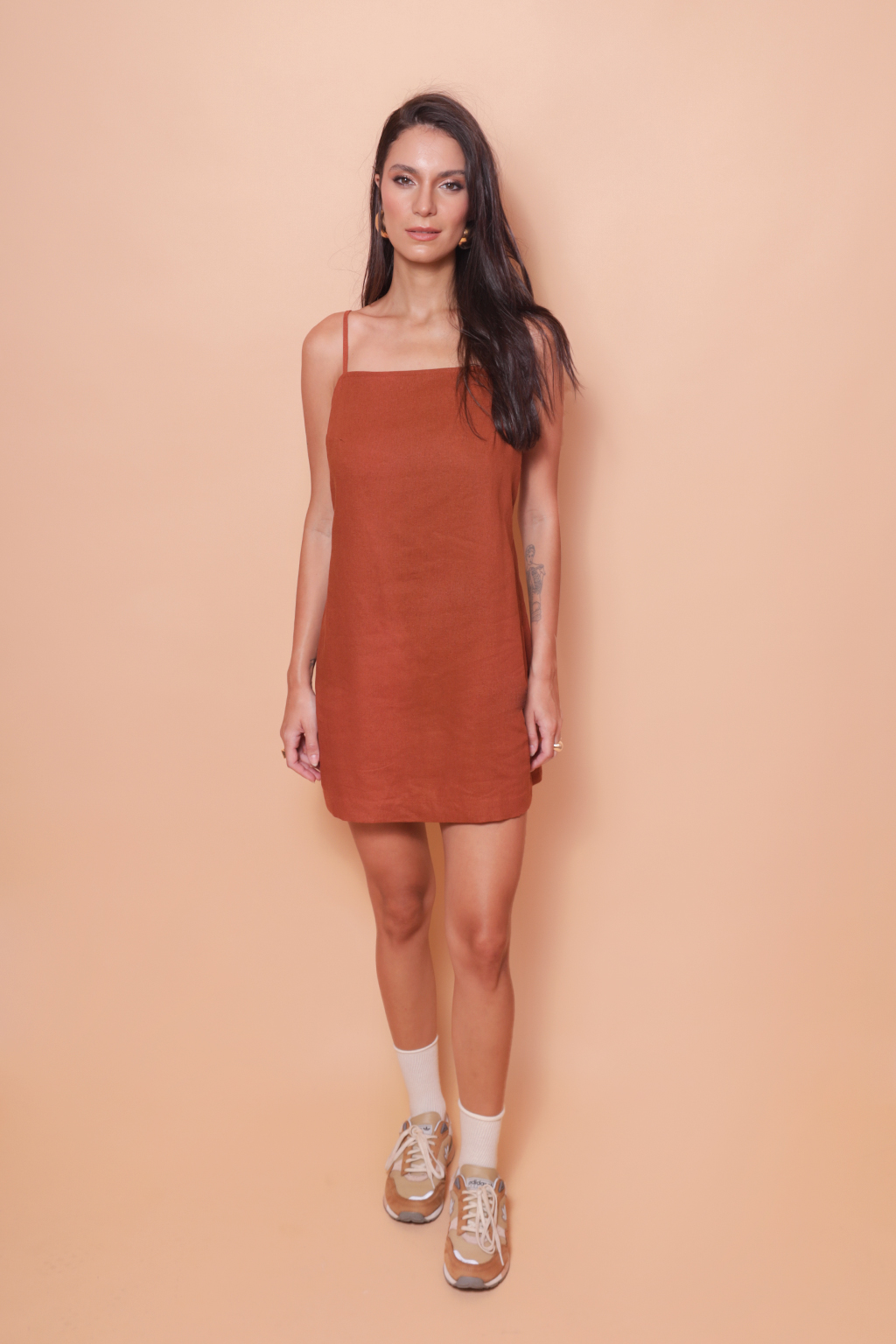 Vestido curto costas abertas linho tijolo