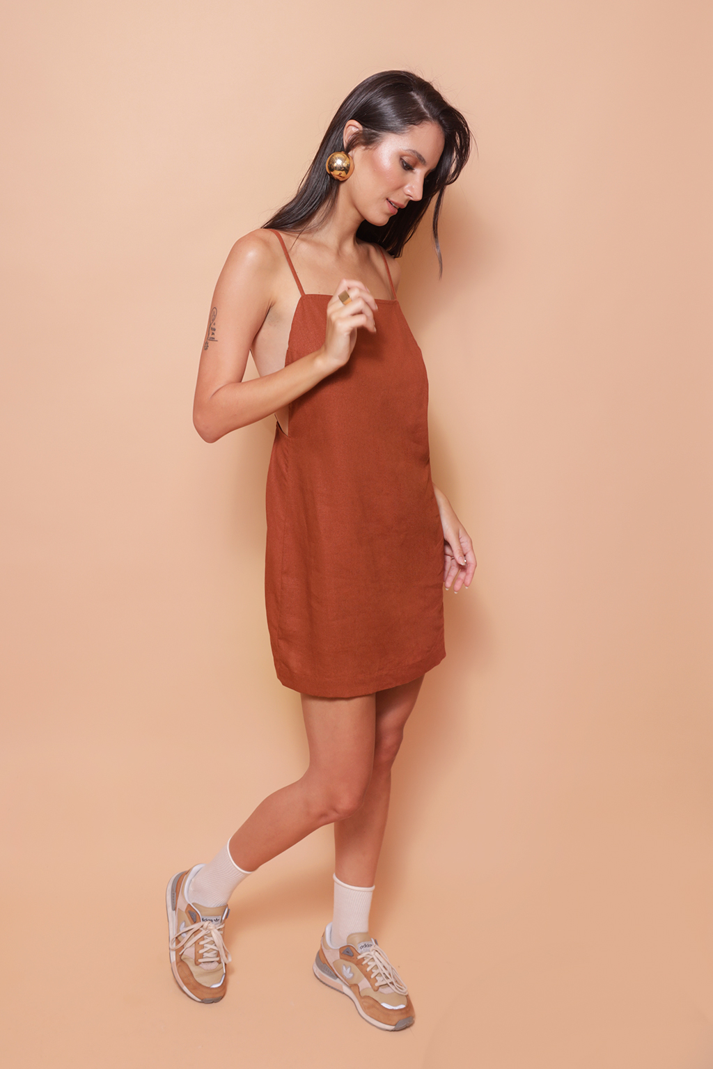 Vestido curto costas abertas linho tijolo