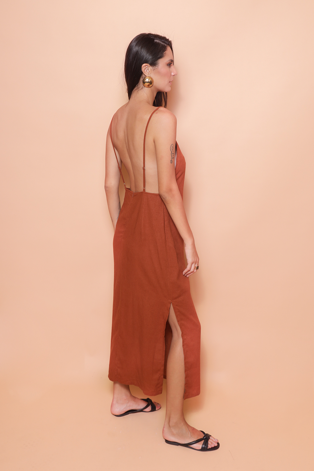 Vestido longo costas abertas linho tijolo