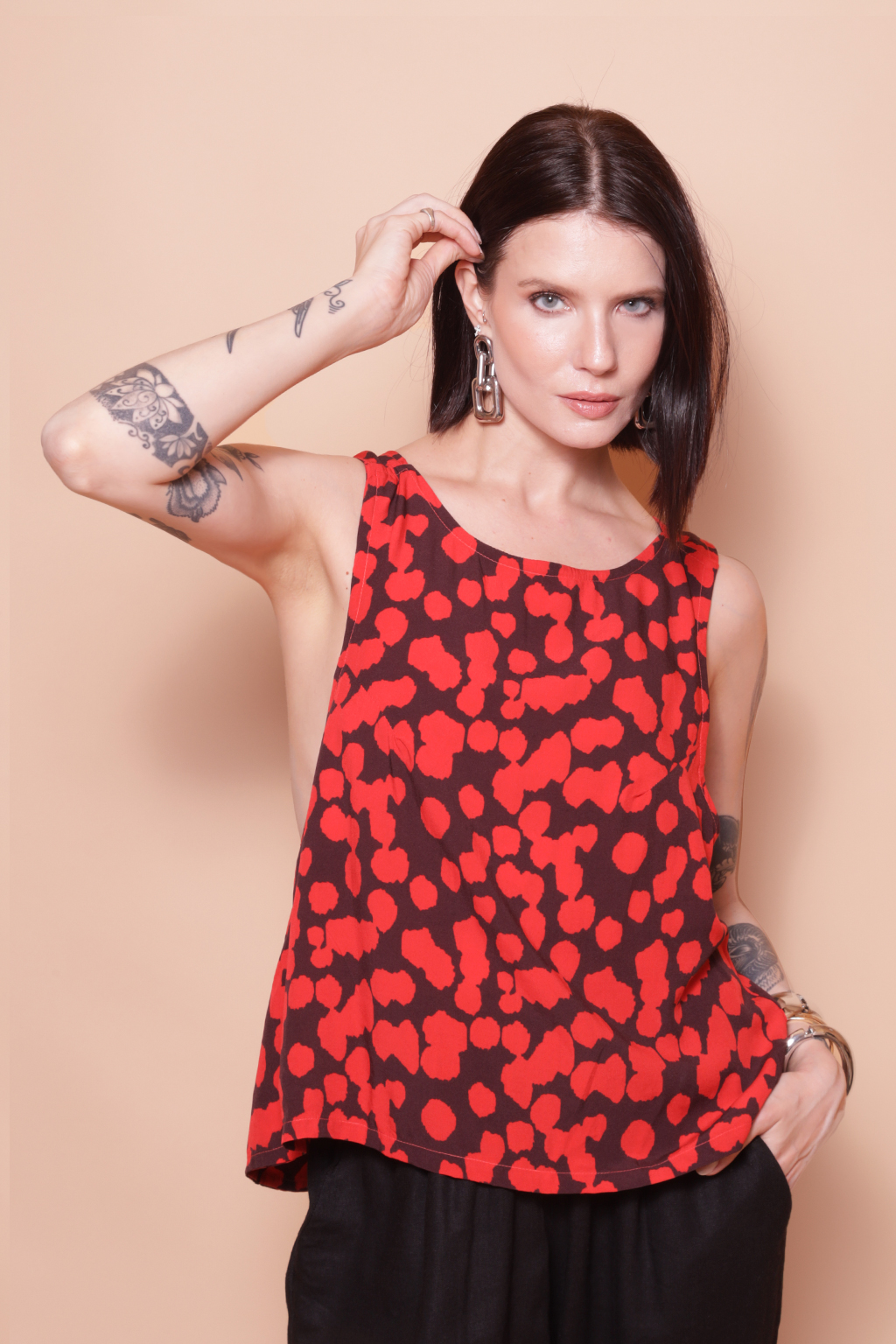 Blusa costas transpassada estampada Onça Preta