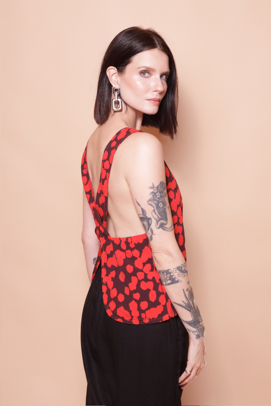 Blusa costas transpassada estampada Onça Preta