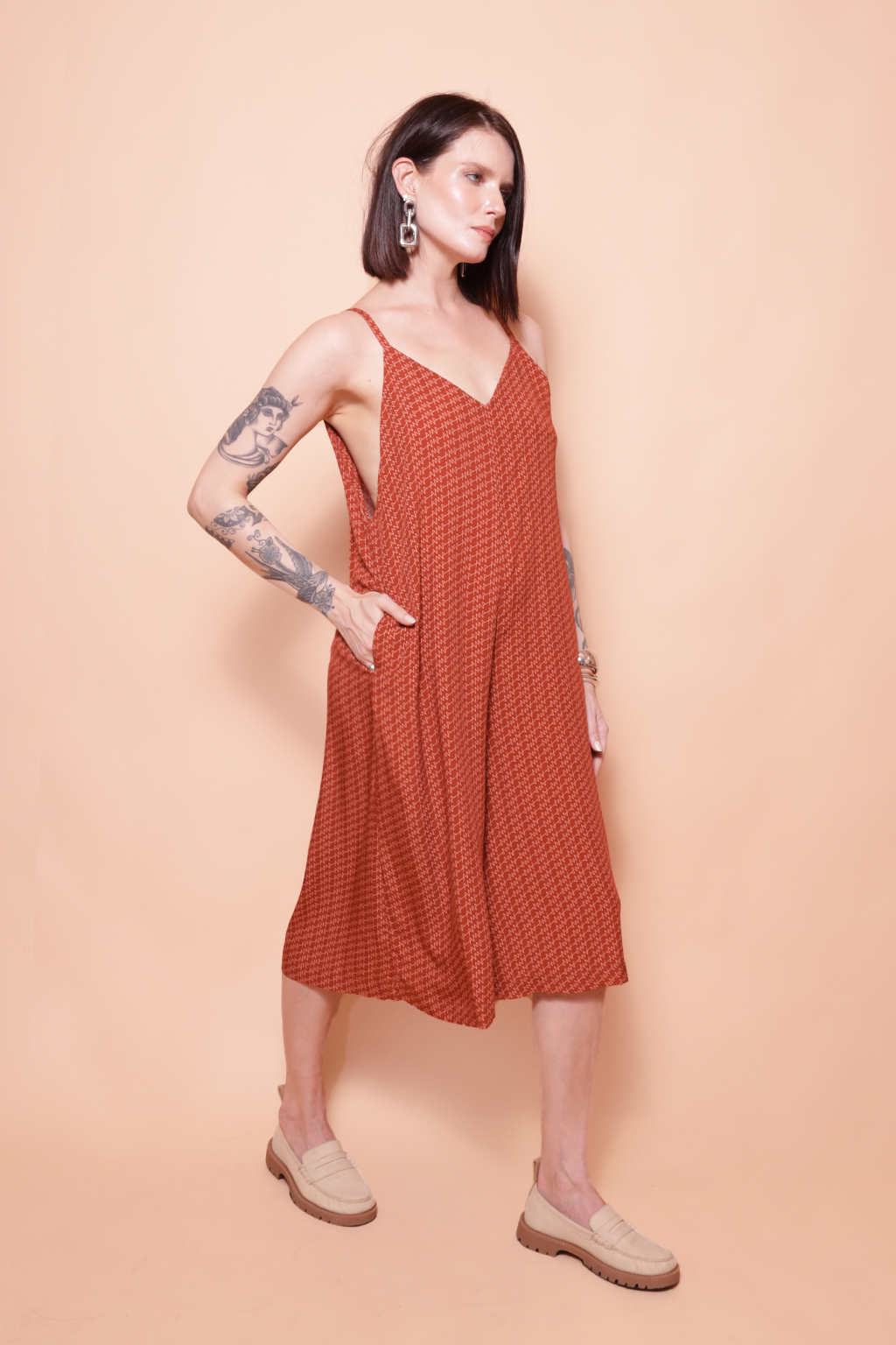 Macacão alcinha cavado estampa digital AMP corrido